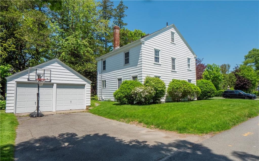 27 Red Cross Avenue - Photo 3