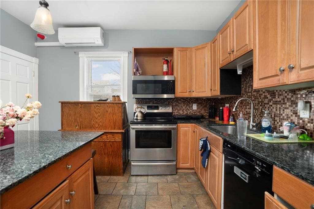 1040 Cranston Street - Photo 4