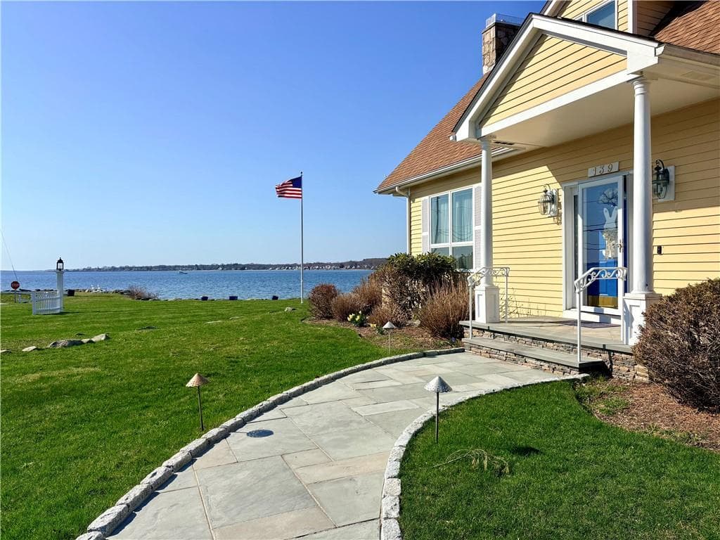 139 Hemlock Avenue - Photo 1